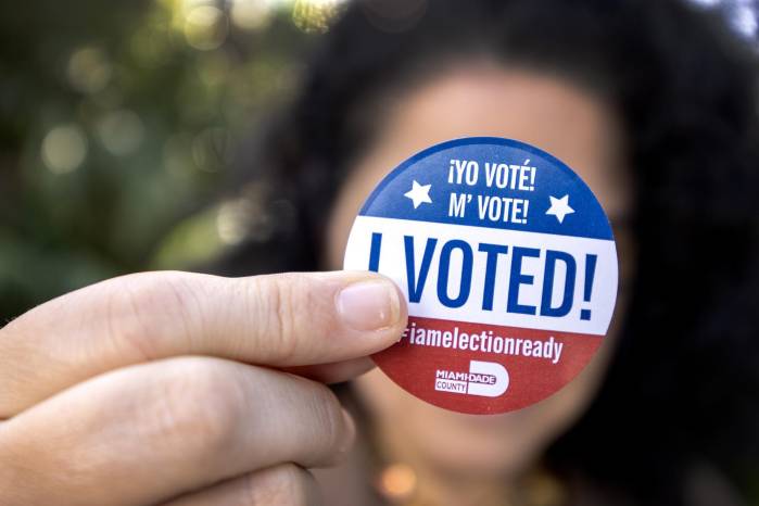 Una persona muestra una calcomanía de Yo voté después de emitir su voto en la biblioteca de Palmetto Bay en la votación anticipada para las elecciones presidenciales estadounidenses de 2024 en Miami. Una persona muestra una calcomanía de Yo voté después de emitir su voto en la biblioteca de Palmetto Bay en la votación anticipada para las elecciones presidenciales estadounidenses de 2024 en Miami.