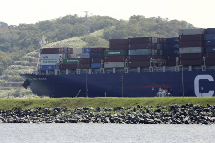 Un barco portacontenedores transita del Atlántico rumbo al Pacifico a través del Canal de Panamá. Un barco portacontenedores transita del Atlántico rumbo al Pacifico a través del Canal de Panamá.