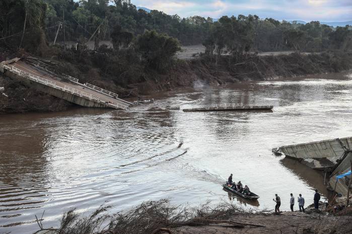 Fotografía aérea que muestra embarcaciones en el área donde cayó un puente sobre el río Forqueta que conectaba las ciudades de Lajeado y Arroio do Meio este jueves en Arroio do Meio (Brasil). Fotografía aérea que muestra embarcaciones en el área donde cayó un puente sobre el río Forqueta que conectaba las ciudades de Lajeado y Arroio do Meio este jueves en Arroio do Meio (Brasil).
