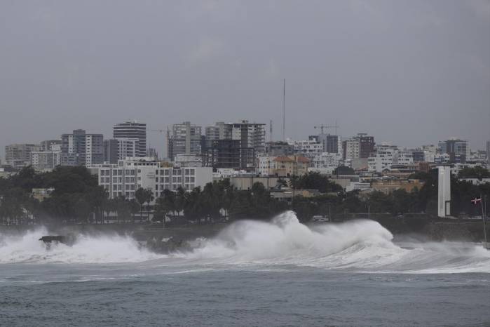 Fotografía que muestra el intenso oleaje ante el avance del huracán Beryl, este martes, en Santo Domingo (República Dominicana). Fotografía que muestra el intenso oleaje ante el avance del huracán Beryl, este martes, en Santo Domingo (República Dominicana).