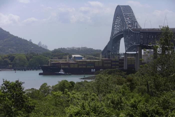 Un buque carguero transita por el Canal de Panamá este martes, en Ciudad de Panamá. Un buque carguero transita por el Canal de Panamá este martes, en Ciudad de Panamá.