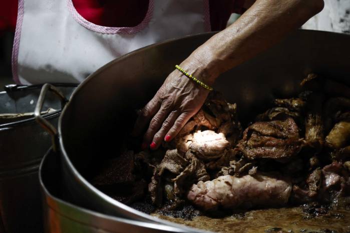 El trabajo es pesado, freir y destazar carnes y vísceras para colocarlas en una tortilla de maíz. El trabajo es pesado, freir y destazar carnes y vísceras para colocarlas en una tortilla de maíz.