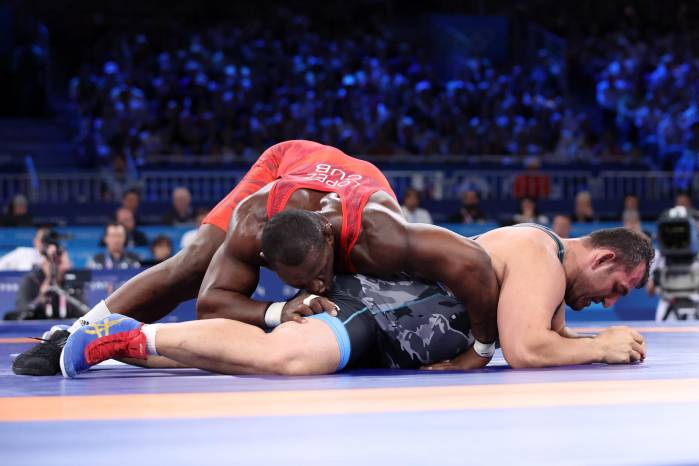 El cubano Mijain Lopez Nunez (rojo) y el azebayano Sabah Saleh Shariati en pleno combate. El cubano Mijain Lopez Nunez (rojo) y el azebayano Sabah Saleh Shariati en pleno combate.