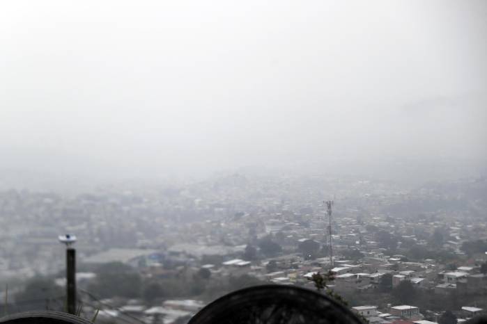 Fotografía del 8 de mayo de 2024 que muestra la capa de humo y contaminación que cubre la ciudad de Tegucigalpa (Honduras). Fotografía del 8 de mayo de 2024 que muestra la capa de humo y contaminación que cubre la ciudad de Tegucigalpa (Honduras).