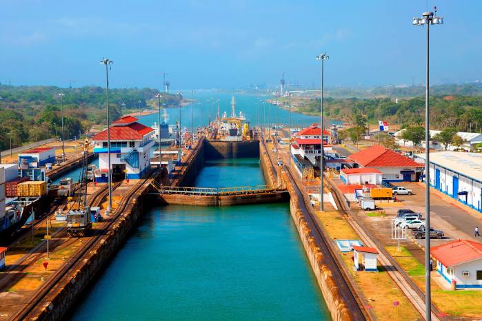 A partir de enero del 2024, el tránsito de buque por el Canal de Panamá será de 24 al día. A partir de enero del 2024, el tránsito de buque por el Canal de Panamá será de 24 al día.