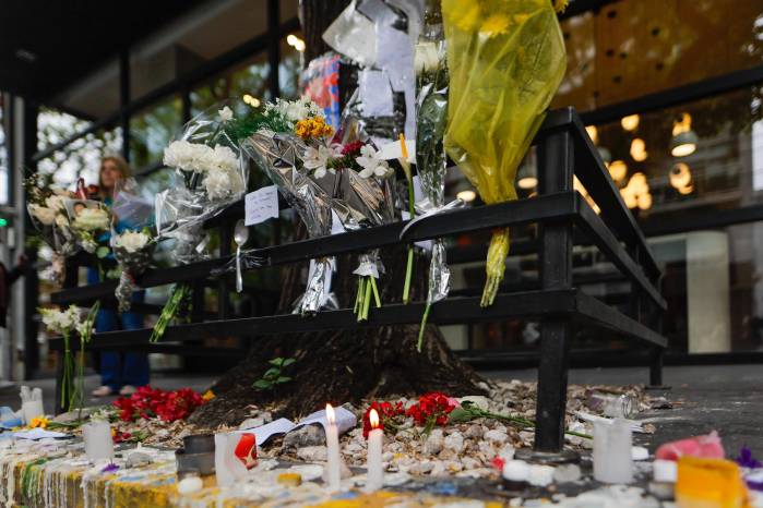 Fotografía que muestras flores y mensajes frente al hotel donde falleció el exintegrante de la banda One Direction, Liam Payne, este jueves, en la ciudad de Buenos Aires (Argentina). Fotografía que muestras flores y mensajes frente al hotel donde falleció el exintegrante de la banda One Direction, Liam Payne, este jueves, en la ciudad de Buenos Aires (Argentina).