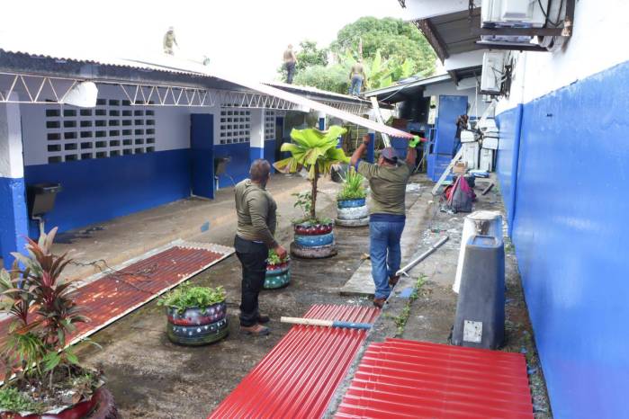 Privados de libertad trabajan en mantenimiento. Privados de libertad trabajan en mantenimiento.