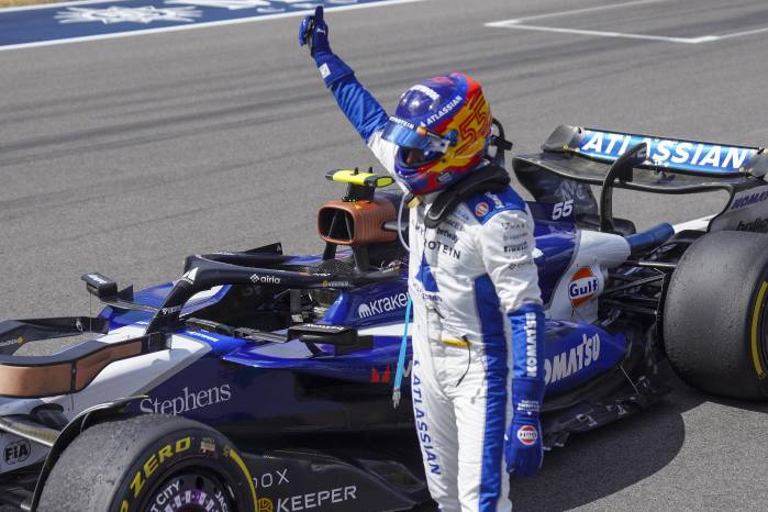 Carlos Sáinz saluda tras concluir tercero la carrera sprint del Gran Premio de Estados Unidos. Carlos Sáinz saluda tras concluir tercero la carrera sprint del Gran Premio de Estados Unidos.