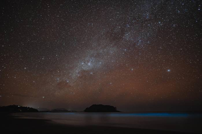 Foto titulada: Luz nocturna en la marea azul. Foto titulada: Luz nocturna en la marea azul.