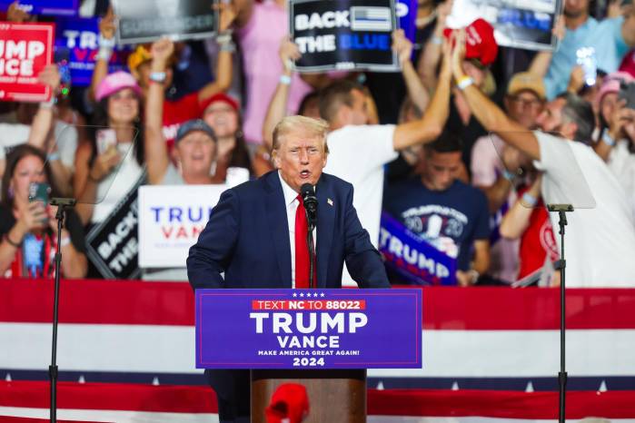 El candidato presidencial republicano, Donald Trump, durante un mitin de campaña en el Bojangles Coliseum en Charlotte, Carolina del Norte. El candidato presidencial republicano, Donald Trump, durante un mitin de campaña en el Bojangles Coliseum en Charlotte, Carolina del Norte.