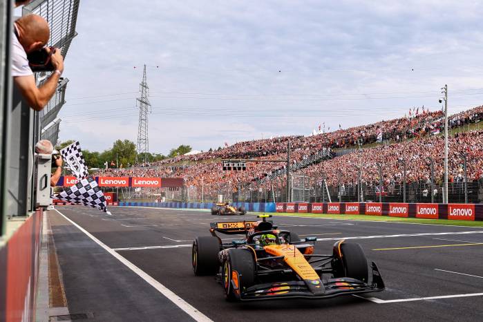 El piloto británico de McLaren, Lando Norris, cruza la meta del Gran Premio de Hungría de Fórmula 1 tras vencer en la carrera disputada este domnigo. El piloto británico de McLaren, Lando Norris, cruza la meta del Gran Premio de Hungría de Fórmula 1 tras vencer en la carrera disputada este domnigo.