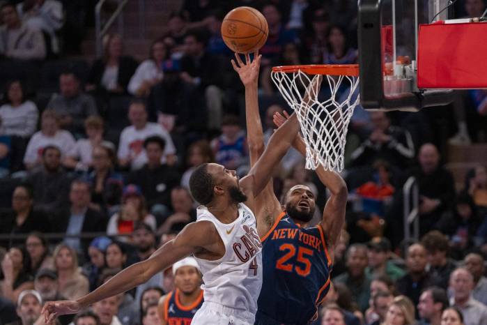 Mikal Bridges (d), de los Knicks, disputa el balón ante Evan Mobley, de los Cavaliers. Mikal Bridges (d), de los Knicks, disputa el balón ante Evan Mobley, de los Cavaliers.