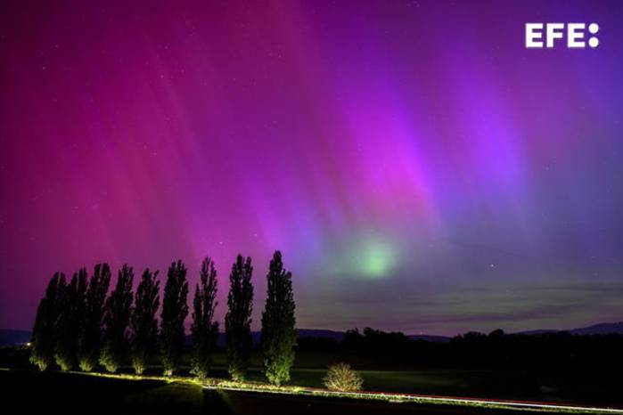 Vista de la aurora boreal vista durante la noche del viernes en Daillens, Suiza. Vista de la aurora boreal vista durante la noche del viernes en Daillens, Suiza.