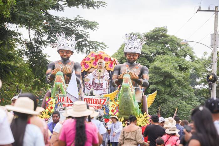 El tradicional desfile de carretas contó con la participación de reinas y delegaciones invitadas. El tradicional desfile de carretas contó con la participación de reinas y delegaciones invitadas.