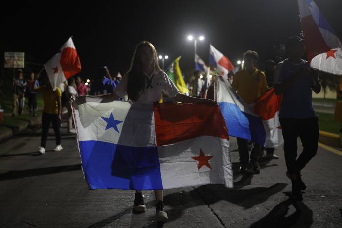 Personas sostienen banderas durante una protesta en rechazo a varias iniciativas impulsadas por el Gobierno del presidente panameño, José Raúl Mulino, el 7 de junio de 2025, en La Chorrera (Panamá). EFE/ Bienvenido Velasco Personas sostienen banderas durante una protesta en rechazo a varias iniciativas impulsadas por el Gobierno del presidente panameño, José Raúl Mulino, el 7 de junio de 2025, en La Chorrera (Panamá). EFE/ Bienvenido Velasco