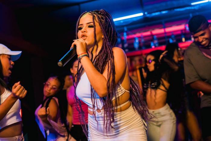 Desde Cartagena para el mundo, su voz se perfila como una de las nuevas promesas del pop latino. Desde Cartagena para el mundo, su voz se perfila como una de las nuevas promesas del pop latino.