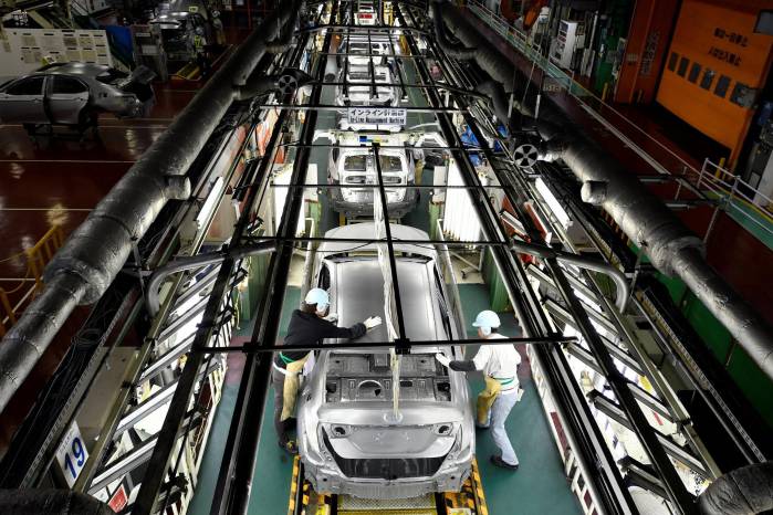 Fotografía de archivo en la que se registró una vista cenital de una línea de producción de la planta de ensamblaje de la automotriz japonesa Toyota Tsutsumi, en Toyota, en Nagoya, Japón. Fotografía de archivo en la que se registró una vista cenital de una línea de producción de la planta de ensamblaje de la automotriz japonesa Toyota Tsutsumi, en Toyota, en Nagoya, Japón.