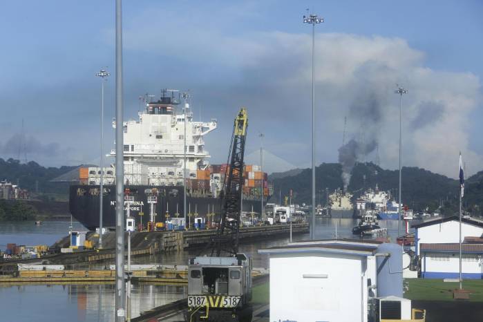 El canal de Panamá es una vía relevante por la que pasa alrededor del 3 % del comercio mundial. El canal de Panamá es una vía relevante por la que pasa alrededor del 3 % del comercio mundial.