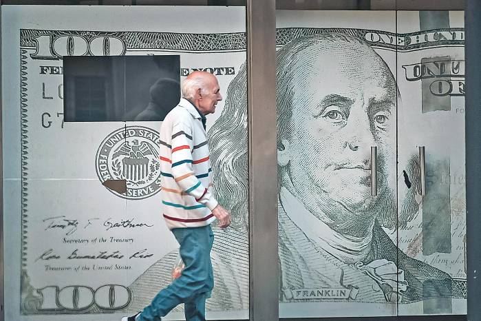 Varios billetes de distintas denominaciones de pesos argentinos, en una casa de cambio de Buenos Aires (Argentina). Varios billetes de distintas denominaciones de pesos argentinos, en una casa de cambio de Buenos Aires (Argentina).