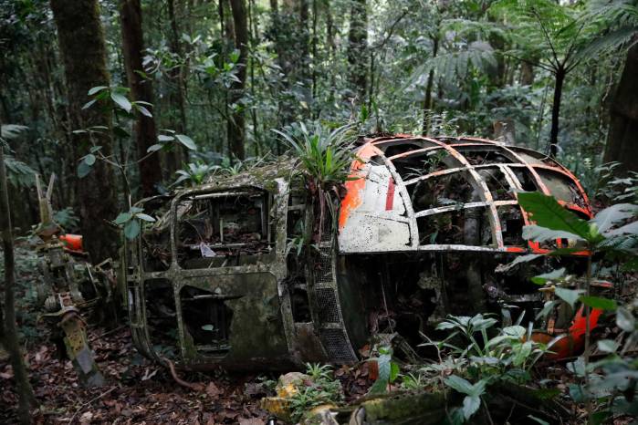 Los restos de dos helicópteros permanecen en medio de la selva. Se desconoce cómo llegaron allí Los restos de dos helicópteros permanecen en medio de la selva. Se desconoce cómo llegaron allí
