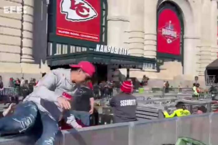 Fotograma tomado de una serie de imágenes virales sobre el tiroteo con heridos en el desfile de los Kansas City Chiefs. Fotograma tomado de una serie de imágenes virales sobre el tiroteo con heridos en el desfile de los Kansas City Chiefs.