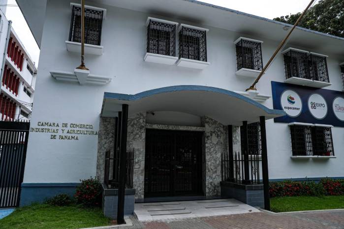 La Cámara de Comercio exhorta a la ciudadanía a crear puentes y no muros en Panamá. La Cámara de Comercio exhorta a la ciudadanía a crear puentes y no muros en Panamá.