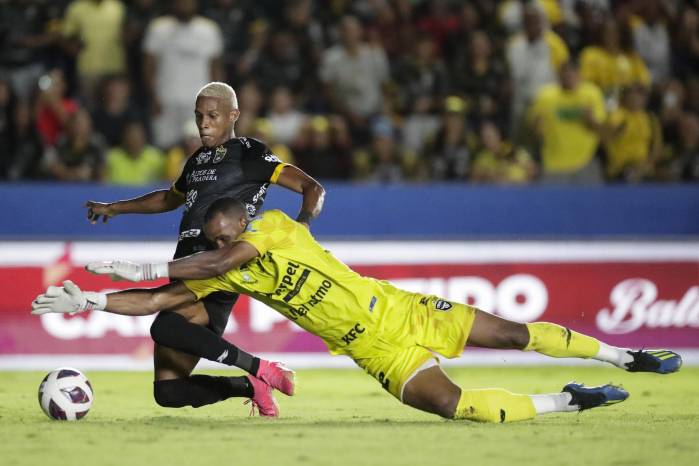 Anthony Stewart (i) de Independiente marca un gol este 9 de agosto de 2023, durante un partido de la final de la Liga Panameña de Fútbol (LPF) entre Club Atlético Independiente (CAI) y Tauro. Anthony Stewart (i) de Independiente marca un gol este 9 de agosto de 2023, durante un partido de la final de la Liga Panameña de Fútbol (LPF) entre Club Atlético Independiente (CAI) y Tauro.