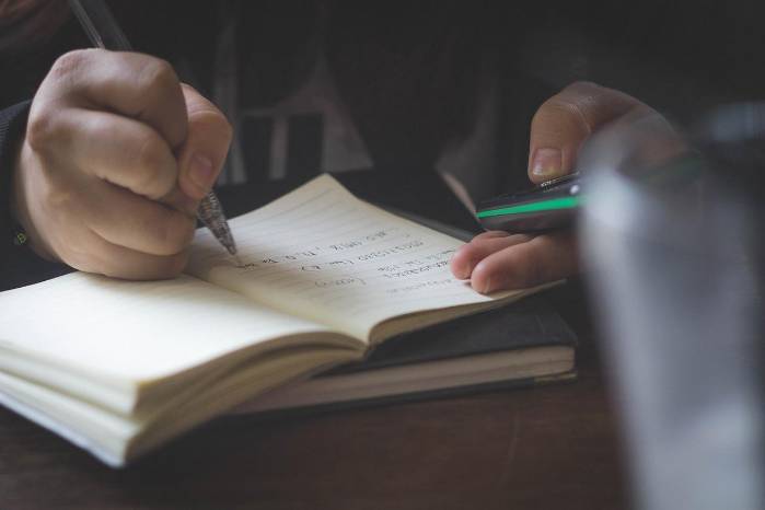 La pobreza, el género y la discapacidad son algunos factores que promueven la deserción escolar. La pobreza, el género y la discapacidad son algunos factores que promueven la deserción escolar.