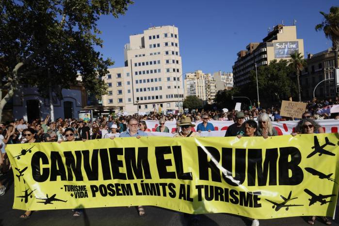 Miles de mallorquines han salido este 21 de julio a la calle para protestar contra la masificación turística. Miles de mallorquines han salido este 21 de julio a la calle para protestar contra la masificación turística.