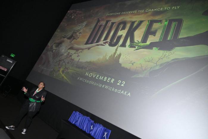 Charletta Wilson Jacks habla en el escenario durante la proyección de WICKED para miembros de Alpha Kappa Alpha Sorority Inc. organizada por Universal Pictures y Xfinity en Atlanta, en Regal Atlantic Station, el 19 de noviembre de 2024, en Atlanta, Georgia. Charletta Wilson Jacks habla en el escenario durante la proyección de WICKED para miembros de Alpha Kappa Alpha Sorority Inc. organizada por Universal Pictures y Xfinity en Atlanta, en Regal Atlantic Station, el 19 de noviembre de 2024, en Atlanta, Georgia.
