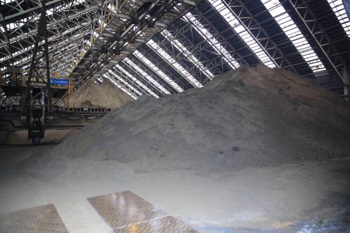 En la actualidad existen más de 130.000 toneladas de cobre concentrado, que representan más de $200 millones. En la actualidad existen más de 130.000 toneladas de cobre concentrado, que representan más de $200 millones.