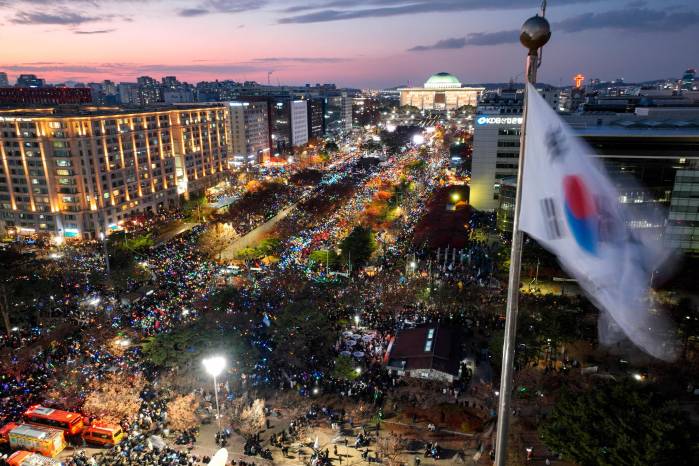 El resultado decepcionó a las miles de personas, 150.000 según la policía o un millón según los organizadores, que se manifestaban frente al parlamento en Seúl. El resultado decepcionó a las miles de personas, 150.000 según la policía o un millón según los organizadores, que se manifestaban frente al parlamento en Seúl.