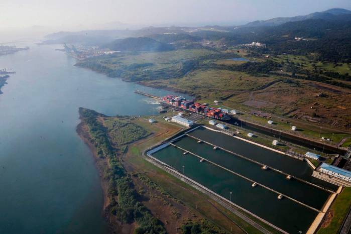 Por el canal de Panamá cruza el 6% del comercio mundial, y representa casi el 60% de la carga de contenedores. Por el canal de Panamá cruza el 6% del comercio mundial, y representa casi el 60% de la carga de contenedores.