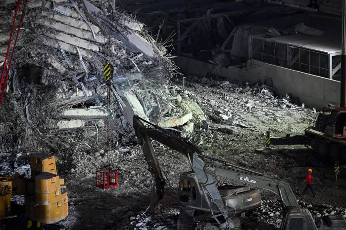 Tras el terremoto de magnitud 7,7 en el centro de Birmania, el saldo mortal alcanzó 2.056. Tras el terremoto de magnitud 7,7 en el centro de Birmania, el saldo mortal alcanzó 2.056.