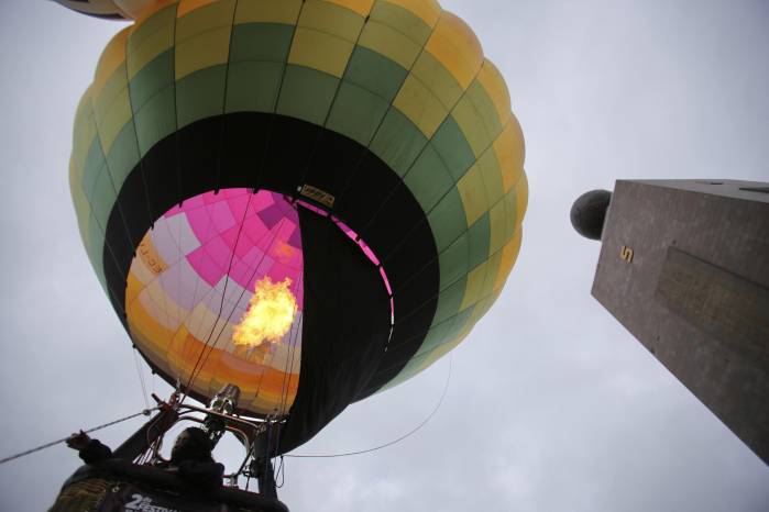 Fotografía de globos aerostáticos en la inauguración del Segundo Festival Internacional del Globo en Sudamérica hoy, en la Ciudad Mitad del Mundo (Ecuador). Fotografía de globos aerostáticos en la inauguración del Segundo Festival Internacional del Globo en Sudamérica hoy, en la Ciudad Mitad del Mundo (Ecuador).