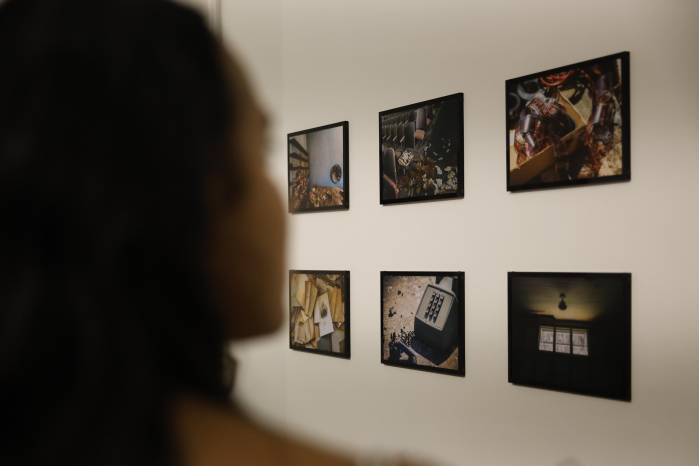 Una persona asiste a la exposición 'Un extraño don de regresar. Diálogos fotográficos entre España y Panamá' este jueves, en el Centro Cultural de España (CCE). Una persona asiste a la exposición 'Un extraño don de regresar. Diálogos fotográficos entre España y Panamá' este jueves, en el Centro Cultural de España (CCE).