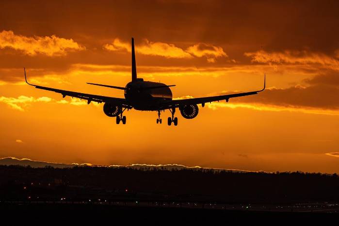 La tasa por aterrizar y usar el Aeropuerto Internacional Scarlett Martínez de Río Hato es de unos 30 dólares. La tasa por aterrizar y usar el Aeropuerto Internacional Scarlett Martínez de Río Hato es de unos 30 dólares.