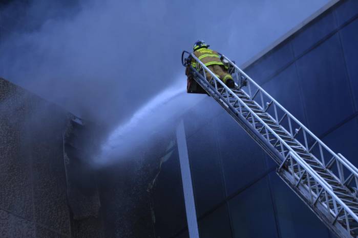 En la extinción del incendio participa personal de tres estaciones En la extinción del incendio participa personal de tres estaciones