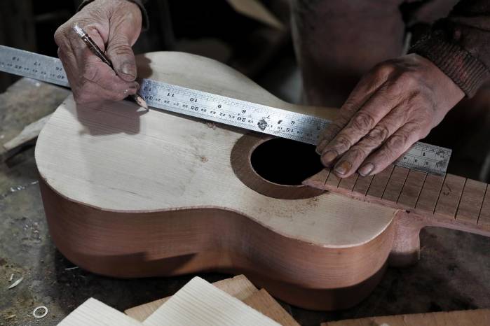 El ‘luthier’ trabajando en su taller. El ‘luthier’ trabajando en su taller.