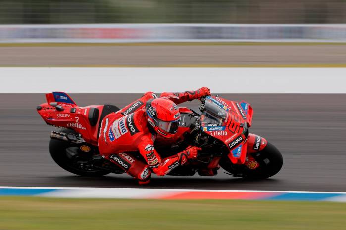 El piloto Marc Marquez participa este viernes, en un entrenamiento del Circuito de Termas de Rio Hondo en Santiago del Estero, Argentina. El piloto Marc Marquez participa este viernes, en un entrenamiento del Circuito de Termas de Rio Hondo en Santiago del Estero, Argentina.