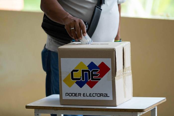 Fotografía del 30 de junio del 2024 de un hombre votando durante el simulacro electoral para las elecciones presidenciales, en Caracas (Venezuela). Venezuela se prepara para celebrar el domingo las elecciones más transcendentales de la última década en el país, en las que competirán por la Presidencia diez candidatos, entre los que se elegirá la continuidad del chavismo, en el poder desde hace 25 años, o un Gobierno de signo opuesto. EFE/ Miguel Gutiérrez Fotografía del 30 de junio del 2024 de un hombre votando durante el simulacro electoral para las elecciones presidenciales, en Caracas (Venezuela). Venezuela se prepara para celebrar el domingo las elecciones más transcendentales de la última década en el país, en las que competirán por la Presidencia diez candidatos, entre los que se elegirá la continuidad del chavismo, en el poder desde hace 25 años, o un Gobierno de signo opuesto. EFE/ Miguel Gutiérrez
