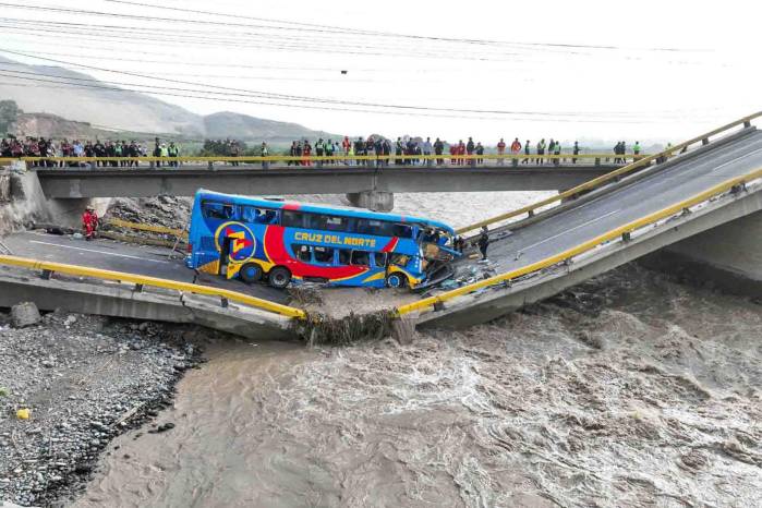 Fotografía difundida por la Agencia Andina de Perú del puente colapsado el viernes, en la carretera que une Lima con el megapuerto de Chancay (Perú). Fotografía difundida por la Agencia Andina de Perú del puente colapsado el viernes, en la carretera que une Lima con el megapuerto de Chancay (Perú).