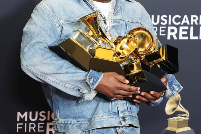 El rapero estadounidense Kendrick Lamar posa con sus cinco Grammy en la 67 ceremonia anual de los premios este domingo. El rapero estadounidense Kendrick Lamar posa con sus cinco Grammy en la 67 ceremonia anual de los premios este domingo.
