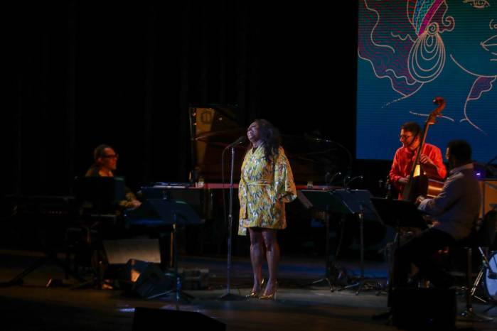 Ledisi, cautiva al público con su singular voz y pasión. Ledisi, cautiva al público con su singular voz y pasión.