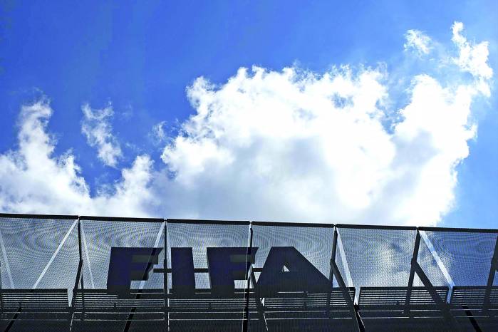 Vista del logotipo de la FIFA en foto de archivo. Vista del logotipo de la FIFA en foto de archivo.