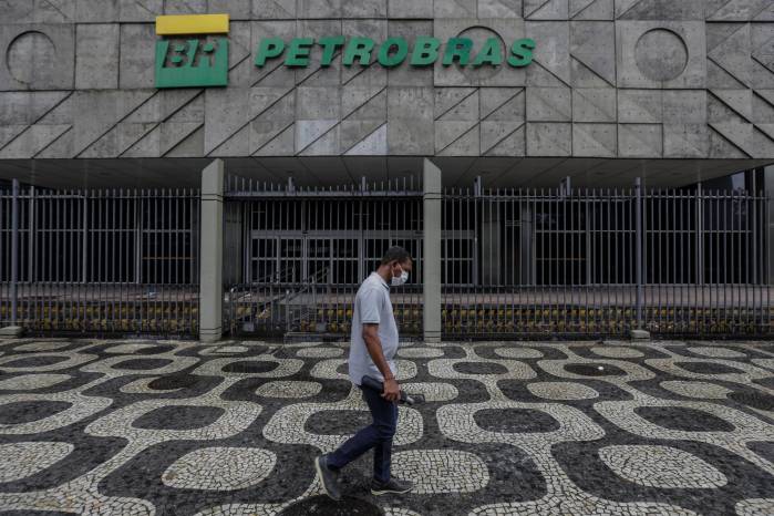 Una persona camina frente a la sede de Petrobras en Río de Janeiro, Brasil. Una persona camina frente a la sede de Petrobras en Río de Janeiro, Brasil.