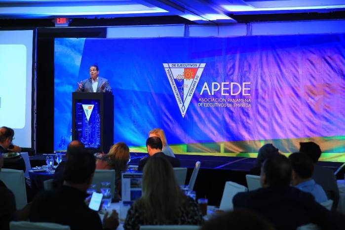 Juan Carlos Arosemena, presidente de Apede, este lunes, durante la reunión mensual del gremio. Juan Carlos Arosemena, presidente de Apede, este lunes, durante la reunión mensual del gremio.