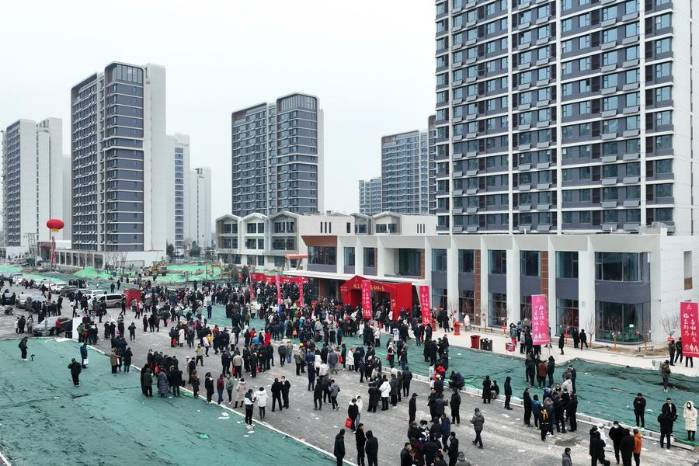 Foto muestra a personas que esperan recibir las llaves de sus nuevos hogares en un complejo residencial. Foto muestra a personas que esperan recibir las llaves de sus nuevos hogares en un complejo residencial.