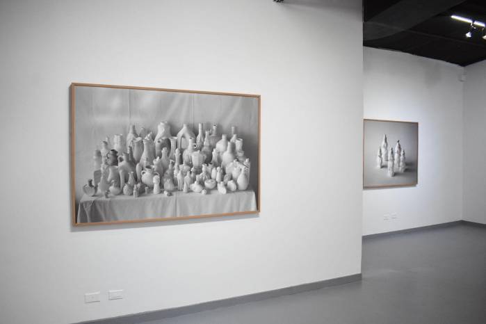 El artista también se inspiró en bodegones del siglo XVII y la obra del artista italiano Giorgio Morandi. El artista también se inspiró en bodegones del siglo XVII y la obra del artista italiano Giorgio Morandi.