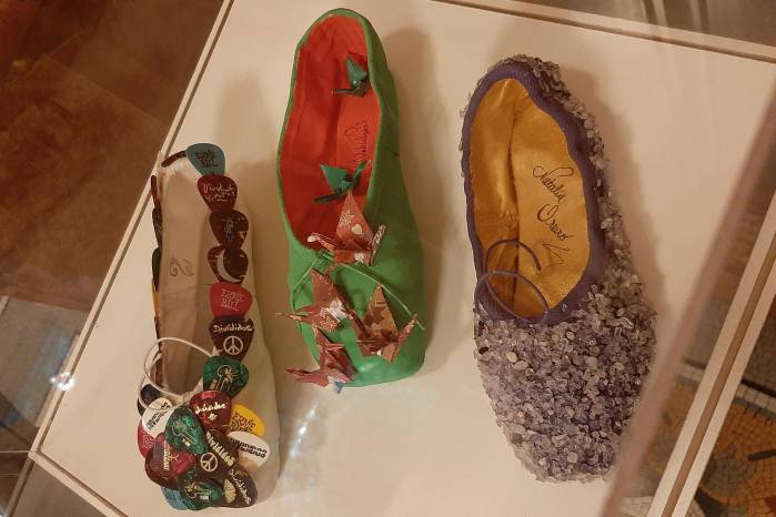 Unas zapatillas de ballet intervenidas por la actriz uruguaya Natalia Oreiro, su esposo el músico argentino Ricardo Mollo, y su hijo Merlín Atahualpa este viernes, en Buenos Aires, Argentina. Unas zapatillas de ballet intervenidas por la actriz uruguaya Natalia Oreiro, su esposo el músico argentino Ricardo Mollo, y su hijo Merlín Atahualpa este viernes, en Buenos Aires, Argentina.